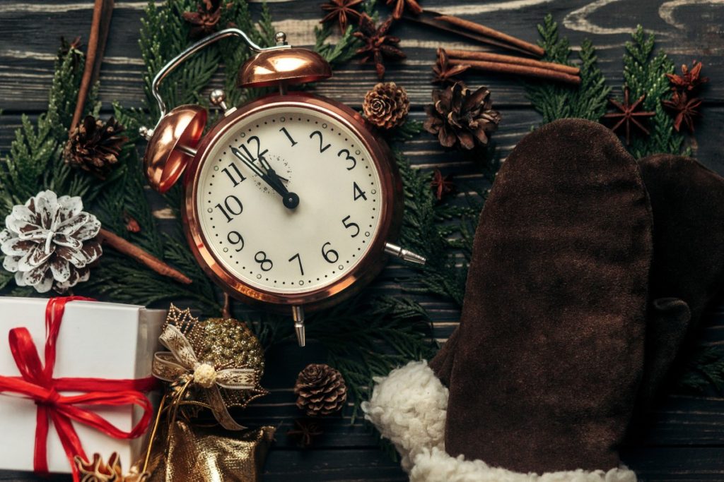 christmas-stylish-vintage-clock-with-almost-twelve-ZXHASZR (1)